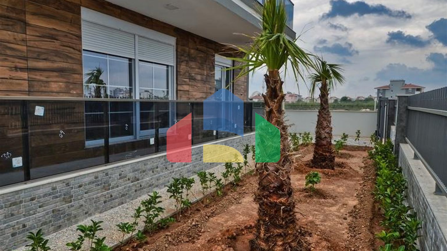 Будівля, що має 4 квартири в районі Дошемеалти-Анталія