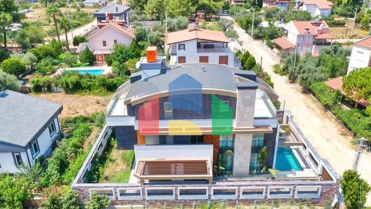 Простора вілла планування 6 + 1 в районі Дошемеалти - Анталія