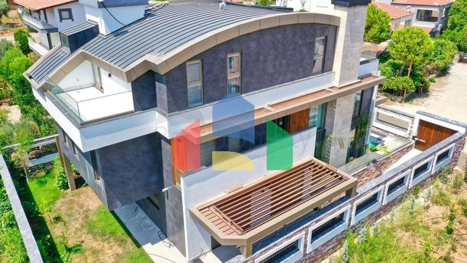 Простора вілла планування 6 + 1 в районі Дошемеалти - Анталія