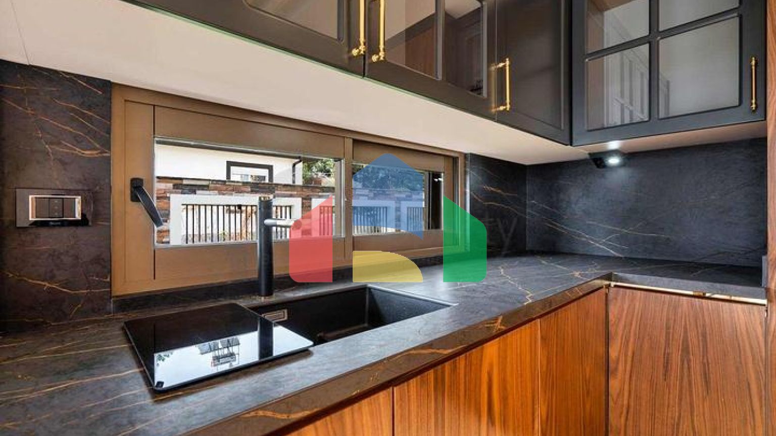 Простора вілла планування 6 + 1 в районі Дошемеалти - Анталія