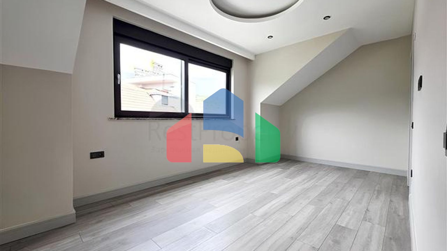 Просторий дуплекс 4 + 1 в районі Оба – поєднання затишку, тиші і якості