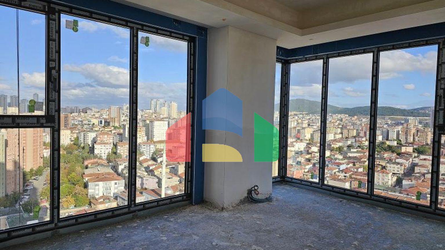 Квартира 4+1 с видом на море в Стамбуле