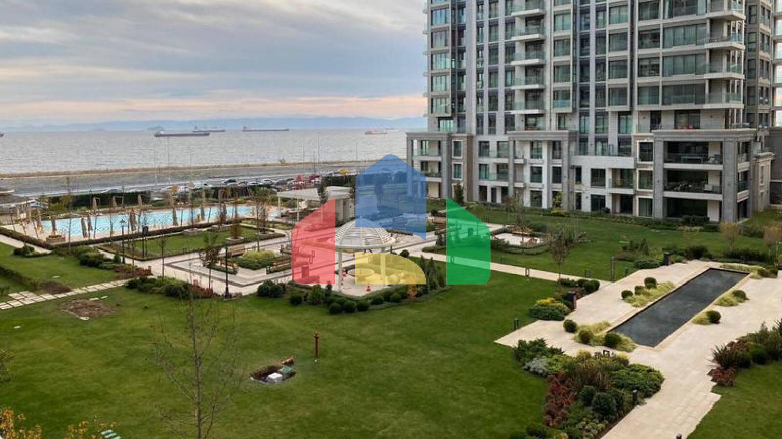 Квартира 4+1 с видом на море в Стамбуле