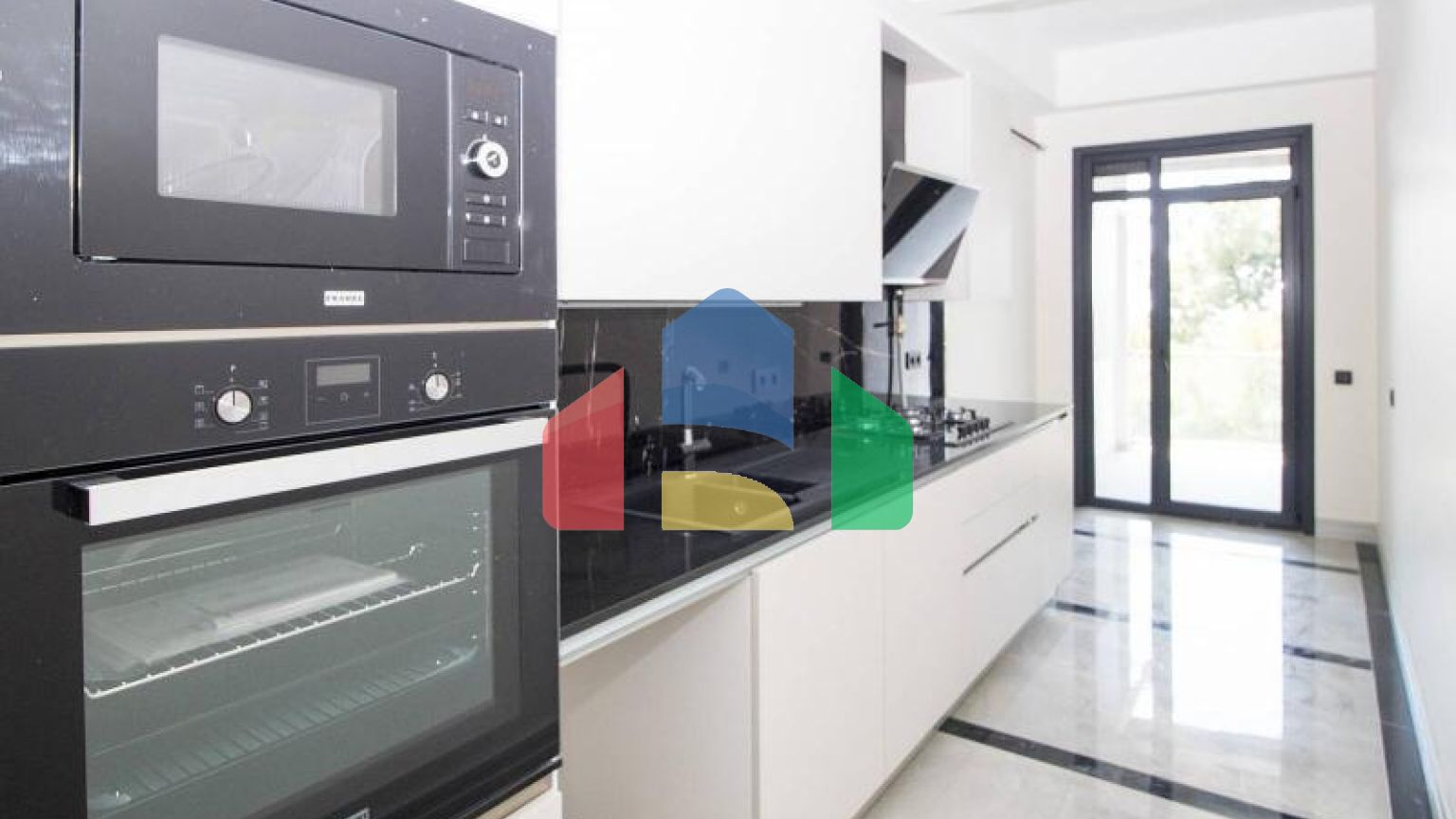 Квартира 4+1 с видом на море в Стамбуле