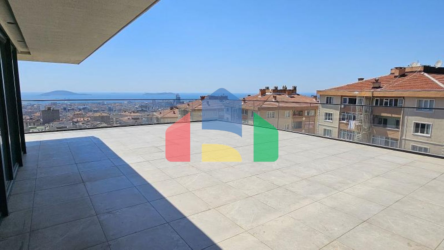 Квартира 3+1 с видом на море в Стамбуле