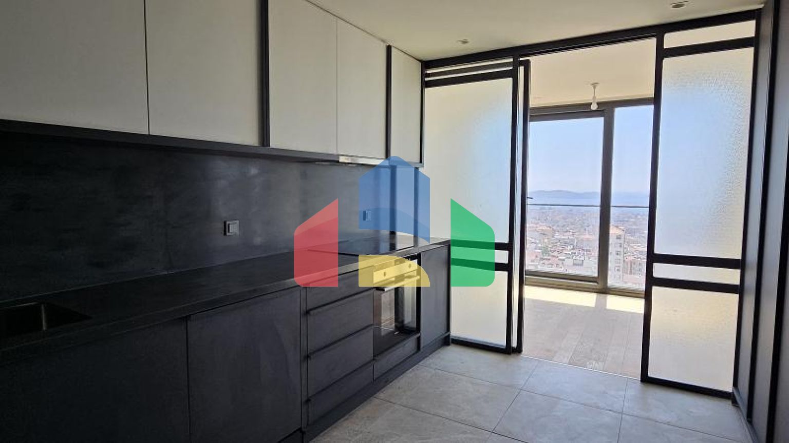 Дюплекс 4+1 с видом на море в Стамбуле