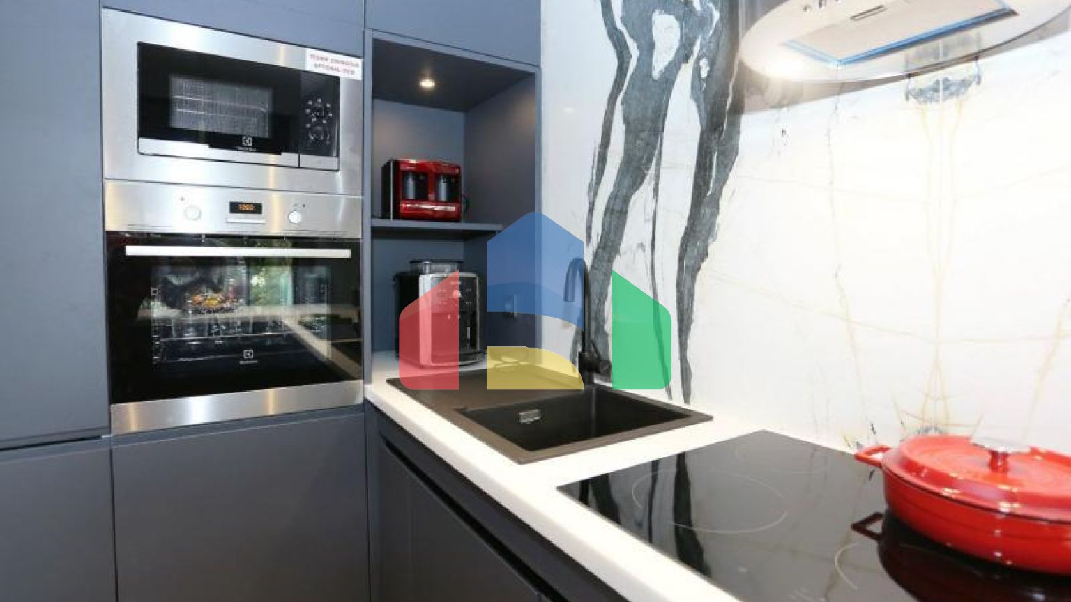 Пентхаус 3+1 с видом на море в Стамбуле