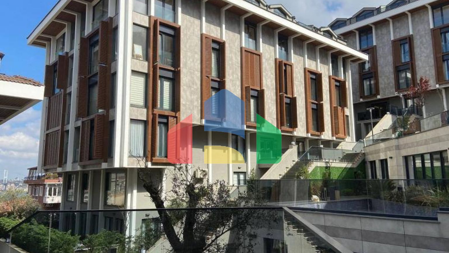 Квартира 4+1 с видом на море в Стамбуле