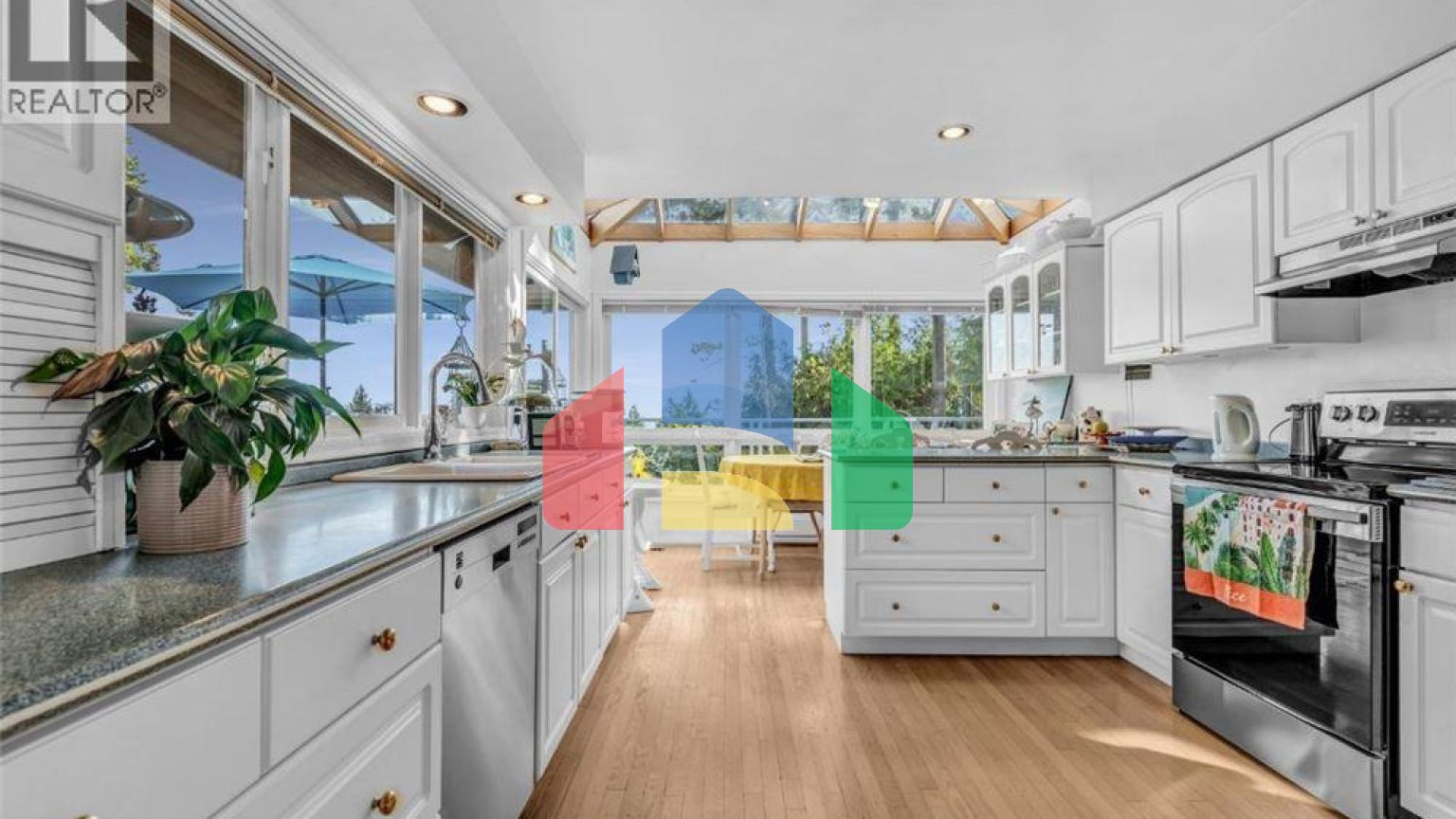 Residential - Single Family Home - West Vancouver, Canada - Canada