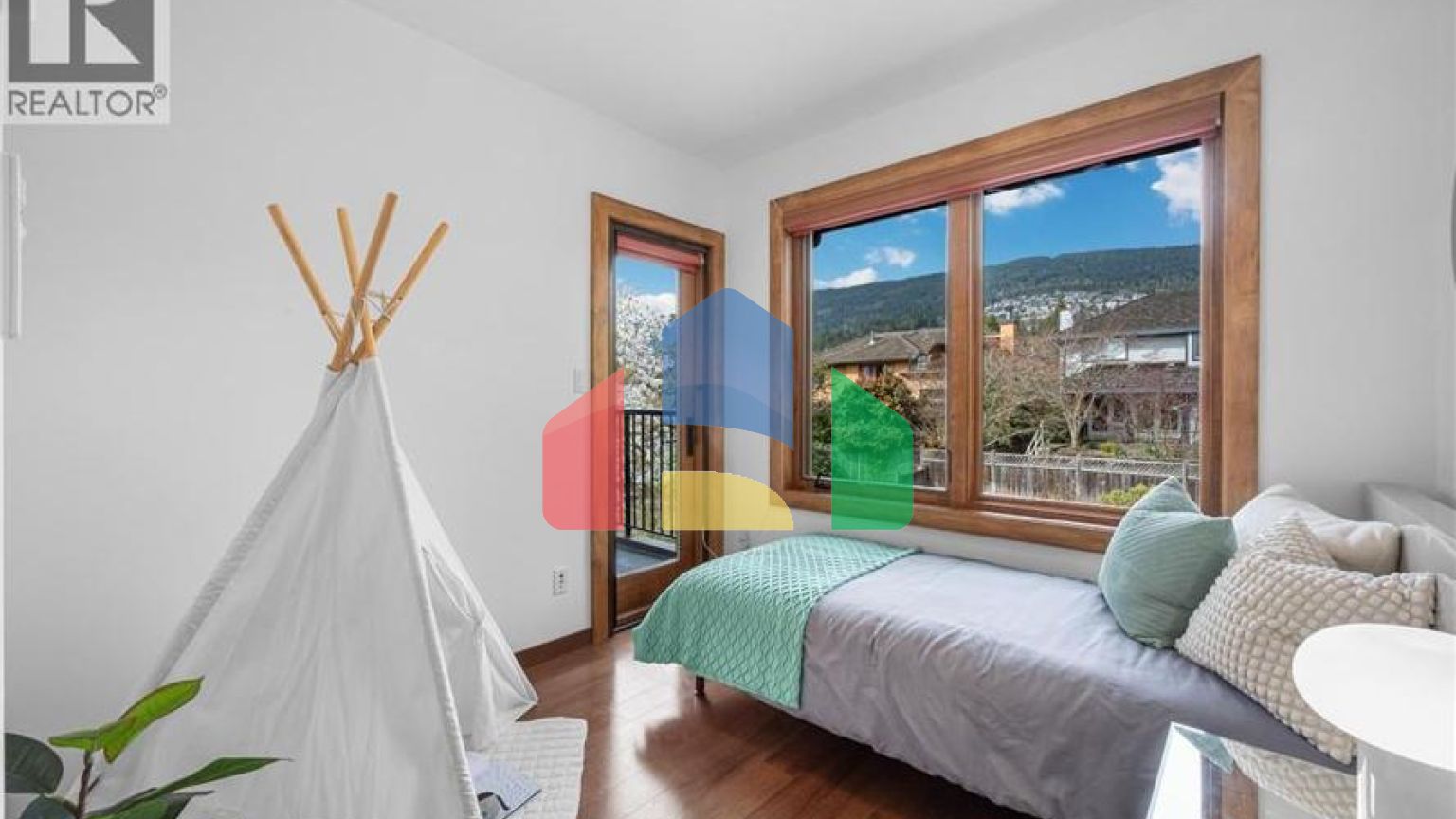 Residential - Single Family Home - West Vancouver, Canada - Canada