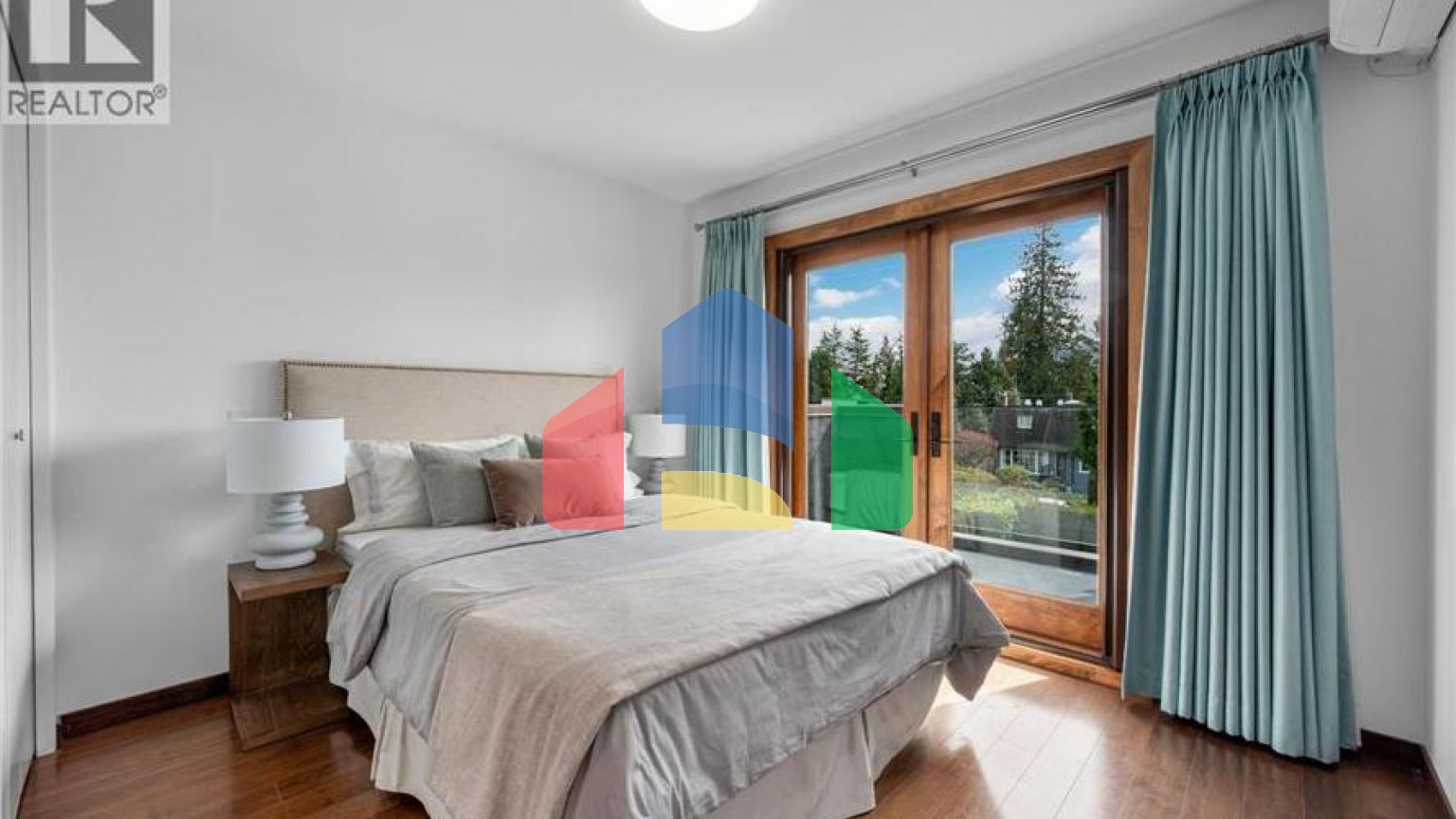 Residential - Single Family Home - West Vancouver, Canada - Canada