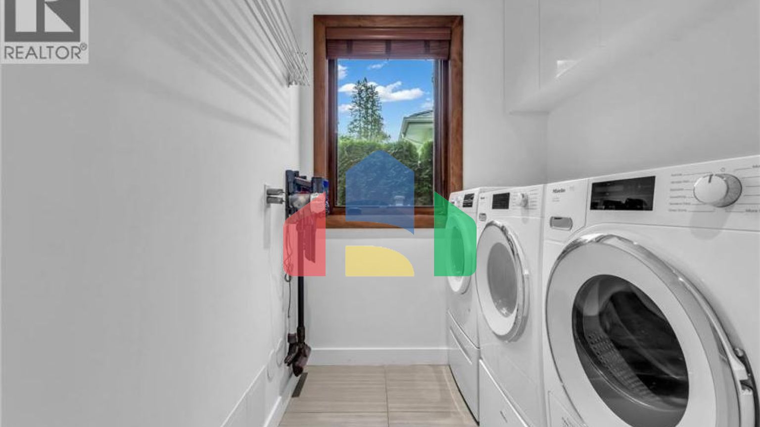 Residential - Single Family Home - West Vancouver, Canada - Canada