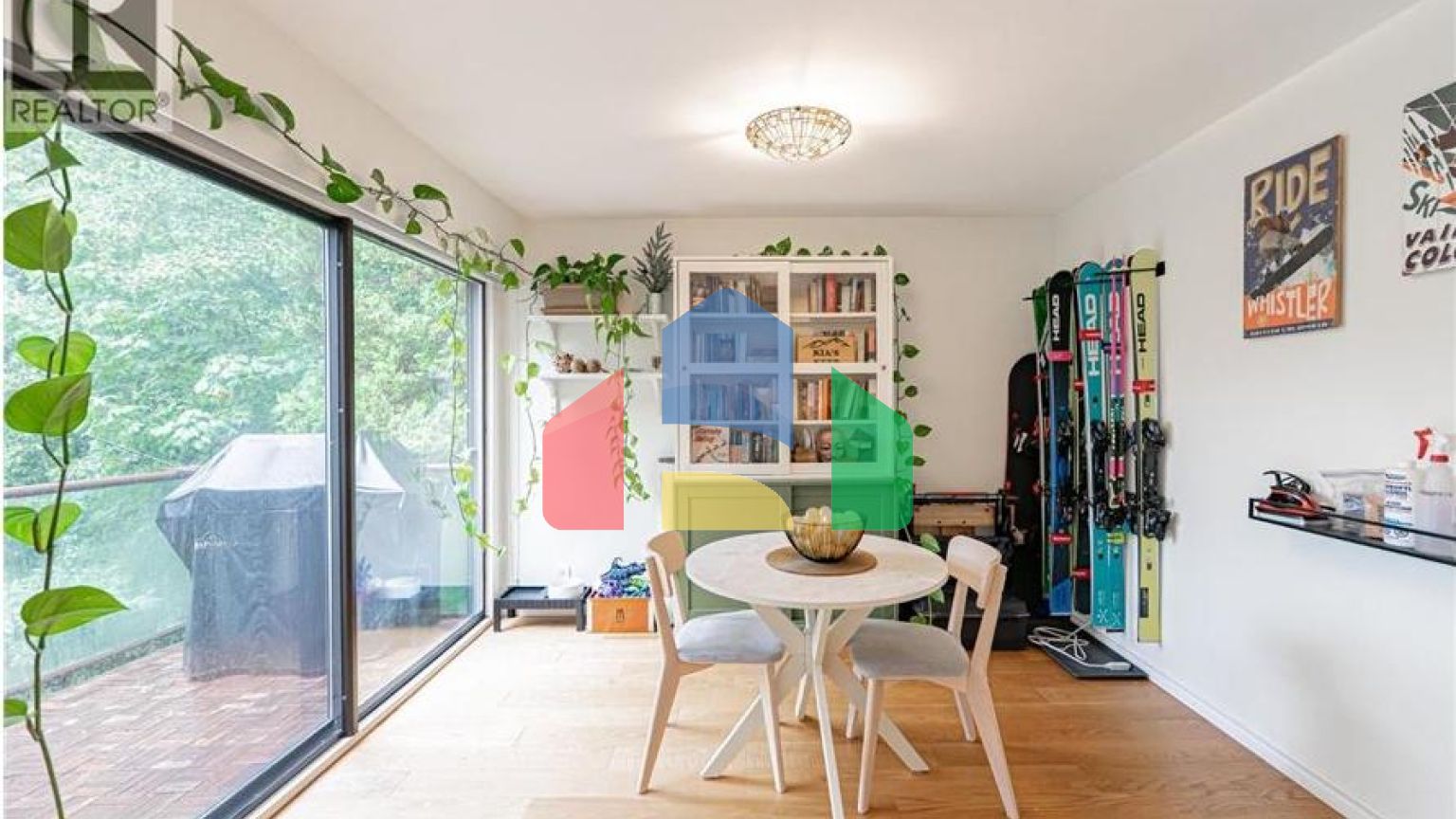 Residential - Townhouse - West Vancouver, Canada - Canada