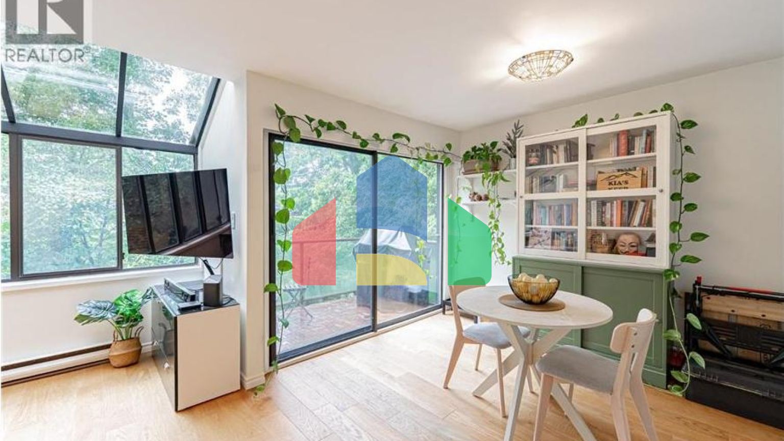 Residential - Townhouse - West Vancouver, Canada - Canada