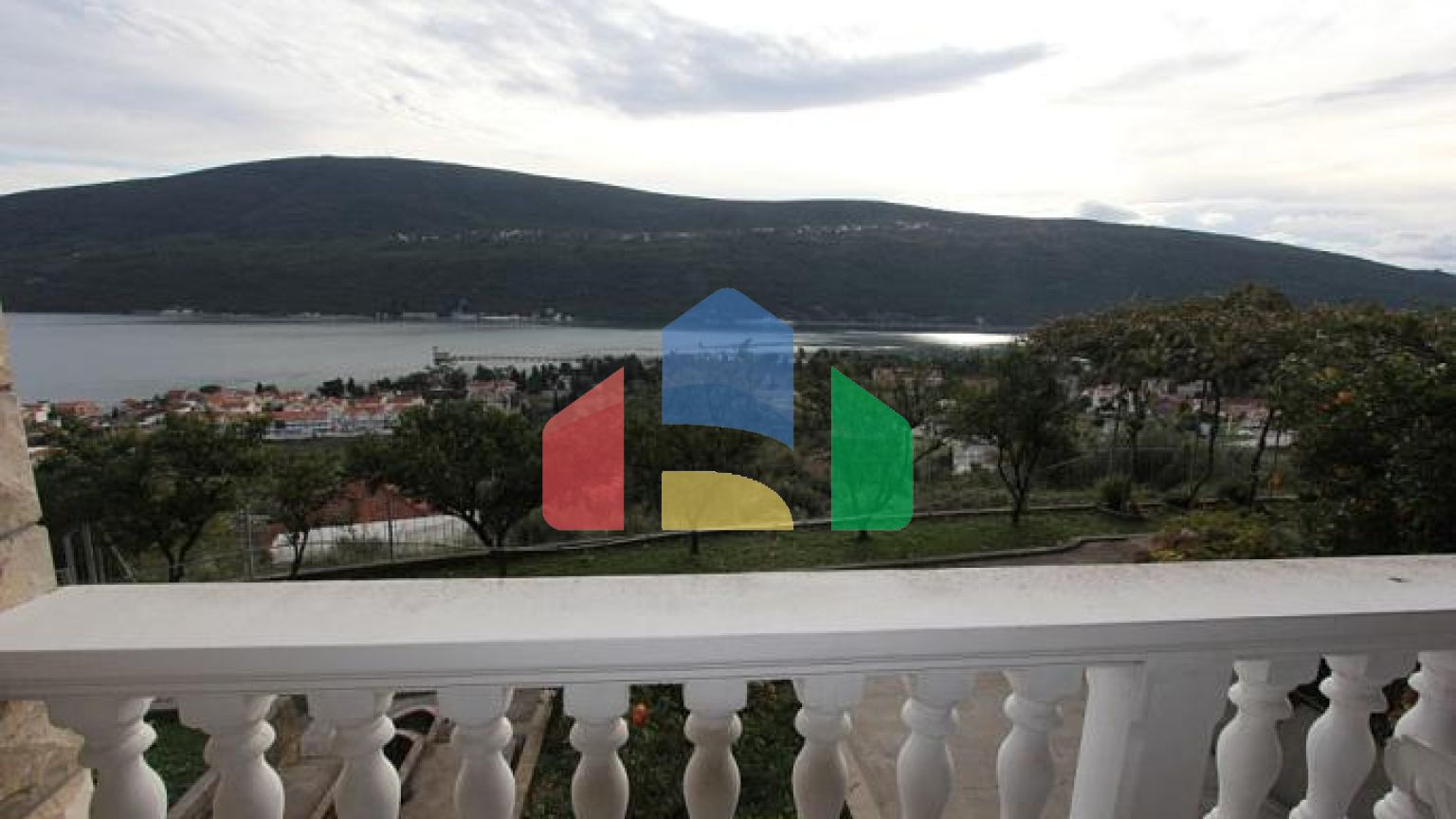 Дом в Дженовичи с прекрасным видом на море