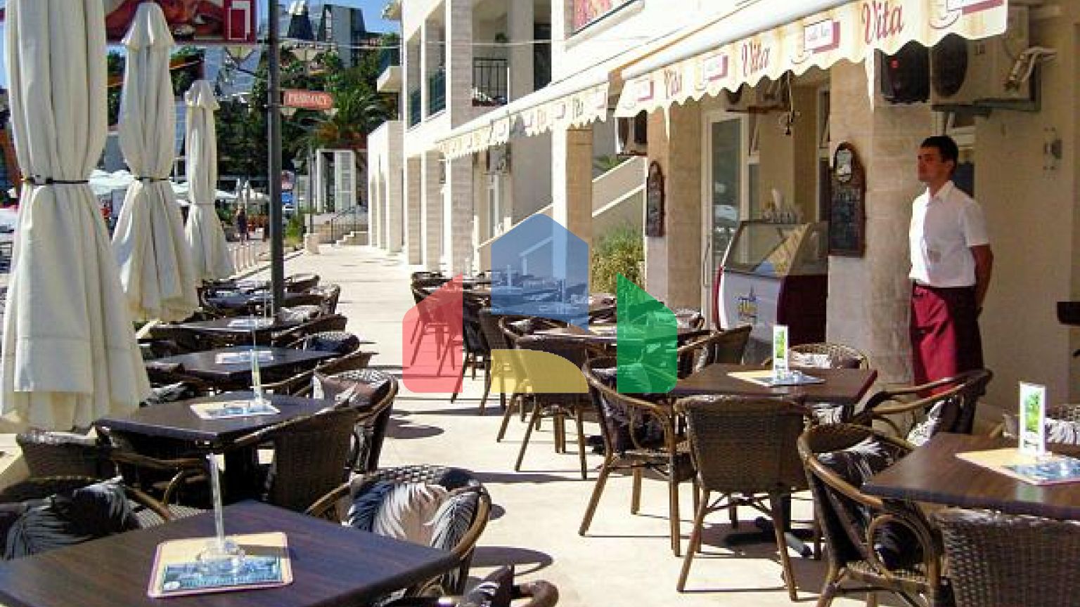 Кафе с террасой на первой линии в Херцег Нови