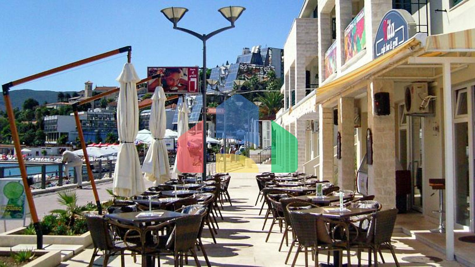 Кафе с террасой на первой линии в Херцег Нови