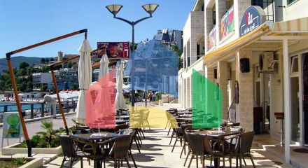 Кафе с террасой на первой линии в Херцег Нови