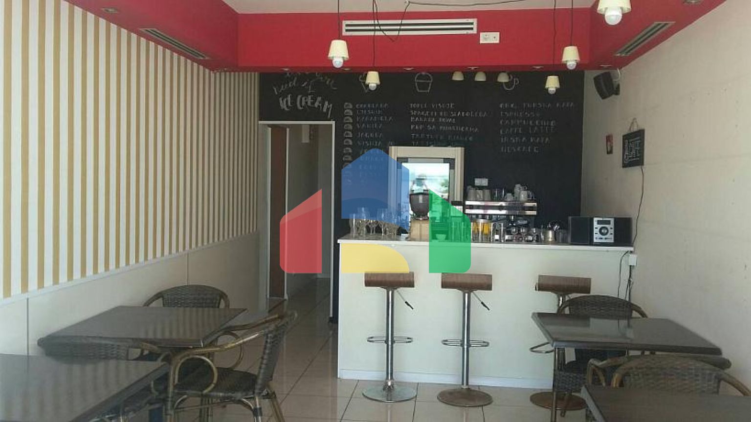 Кафе с террасой на первой линии в Херцег Нови