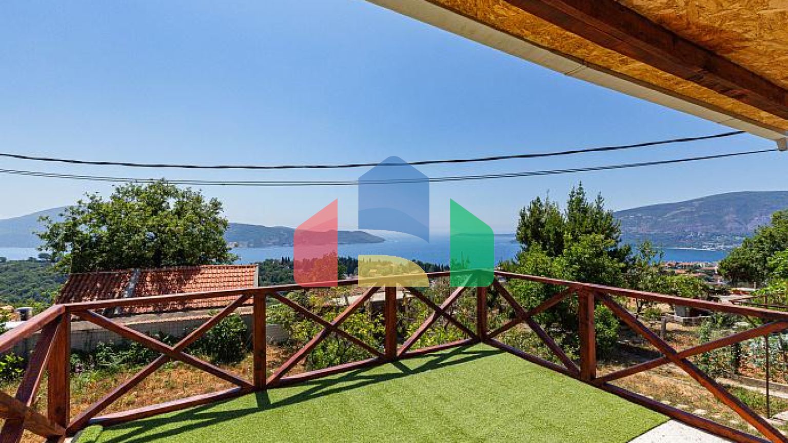 Двухквартирный дом с великолепным видом на Адриатическое море. Идеально подходит для жизни или инвестиций.