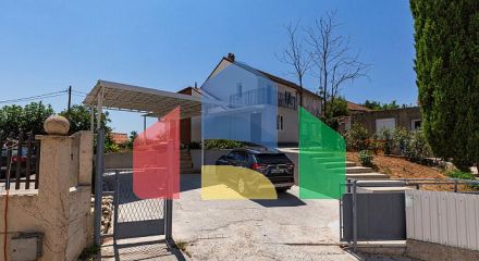 Двухквартирный дом с великолепным видом на Адриатическое море. Идеально подходит для жизни или инвестиций.