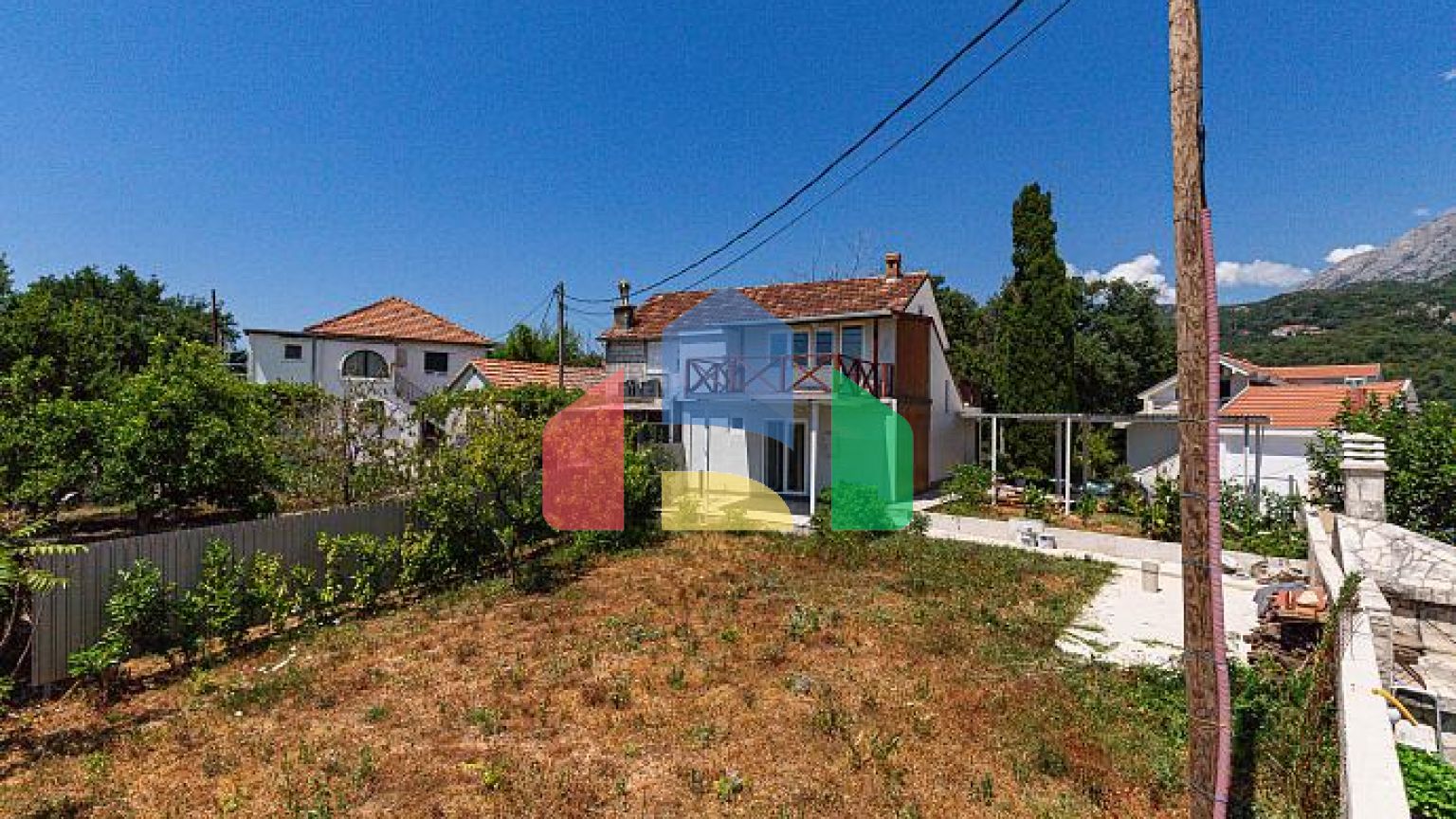 Двухквартирный дом с великолепным видом на Адриатическое море. Идеально подходит для жизни или инвестиций.