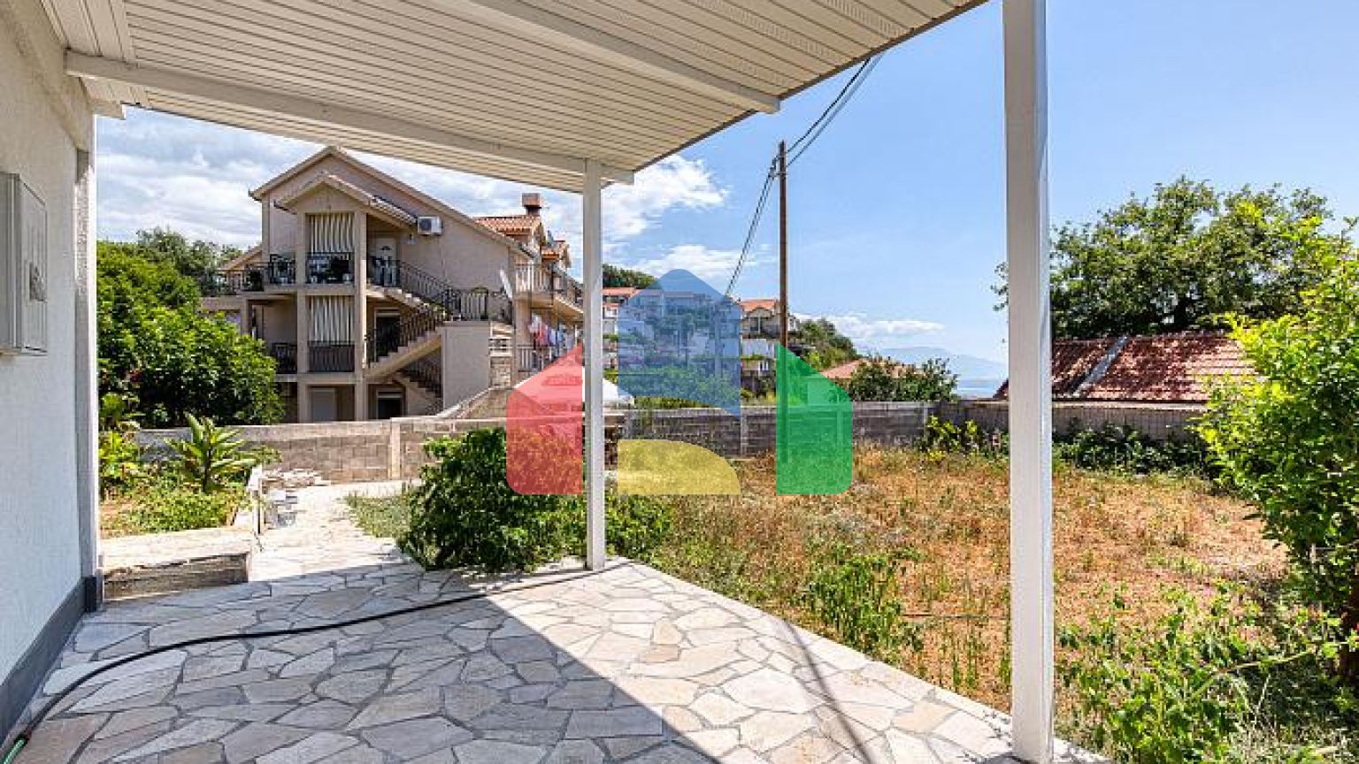 Двухквартирный дом с великолепным видом на Адриатическое море. Идеально подходит для жизни или инвестиций.