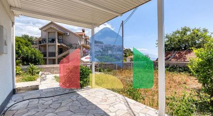 Двухквартирный дом с великолепным видом на Адриатическое море. Идеально подходит для жизни или инвестиций.