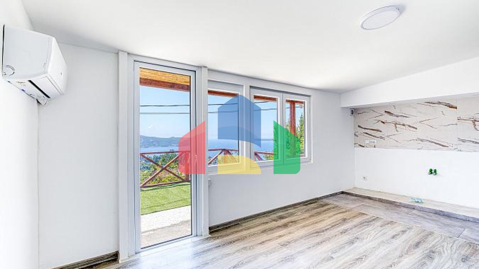 Двухквартирный дом с великолепным видом на Адриатическое море. Идеально подходит для жизни или инвестиций.