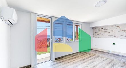 Двухквартирный дом с великолепным видом на Адриатическое море. Идеально подходит для жизни или инвестиций.