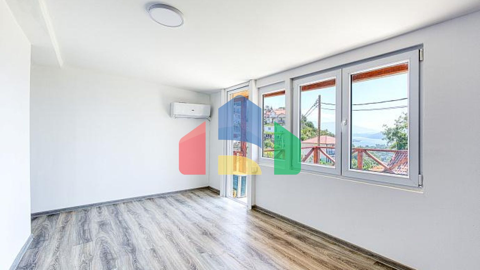 Двухквартирный дом с великолепным видом на Адриатическое море. Идеально подходит для жизни или инвестиций.