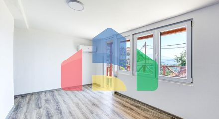 Двухквартирный дом с великолепным видом на Адриатическое море. Идеально подходит для жизни или инвестиций.