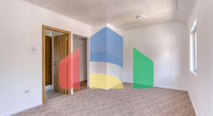 Двухквартирный дом с великолепным видом на Адриатическое море. Идеально подходит для жизни или инвестиций.