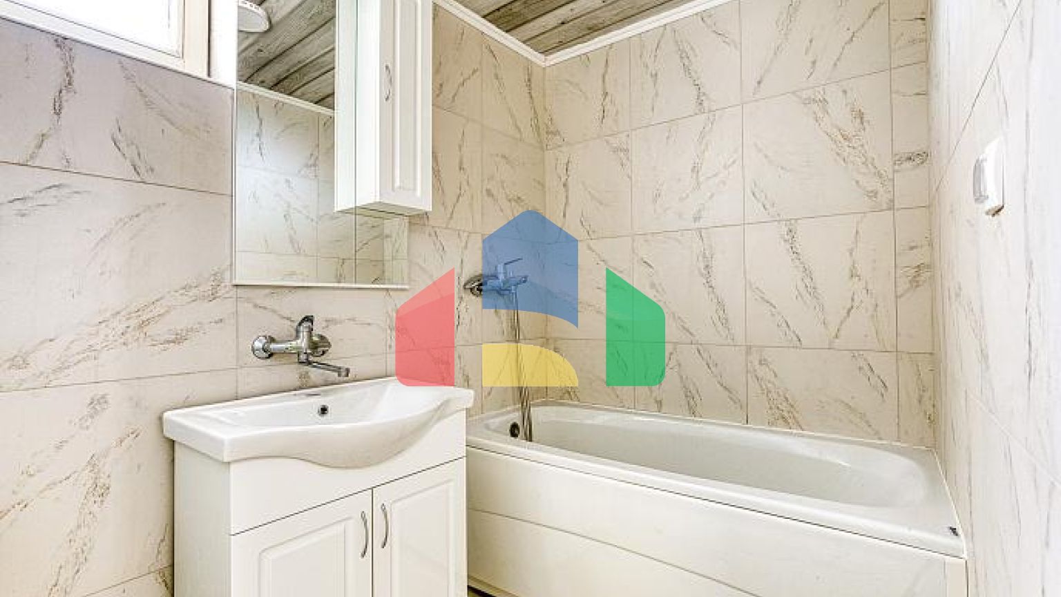 Двухквартирный дом с великолепным видом на Адриатическое море. Идеально подходит для жизни или инвестиций.