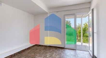 Двухквартирный дом с великолепным видом на Адриатическое море. Идеально подходит для жизни или инвестиций.