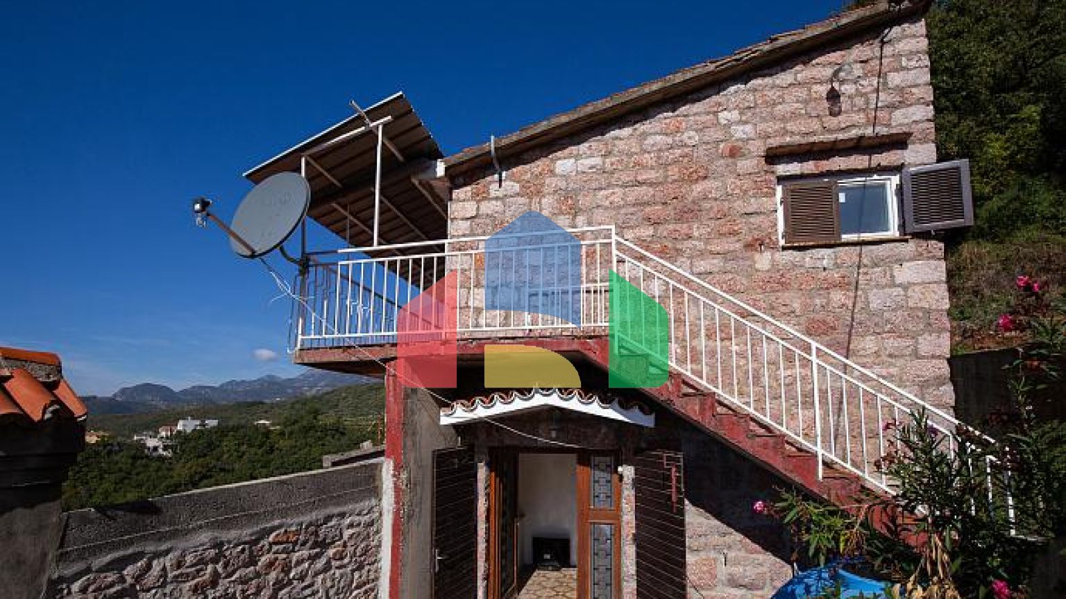 Продаётся дом в Пржно, рядом со Свети-Стефаном – отличное расположение.