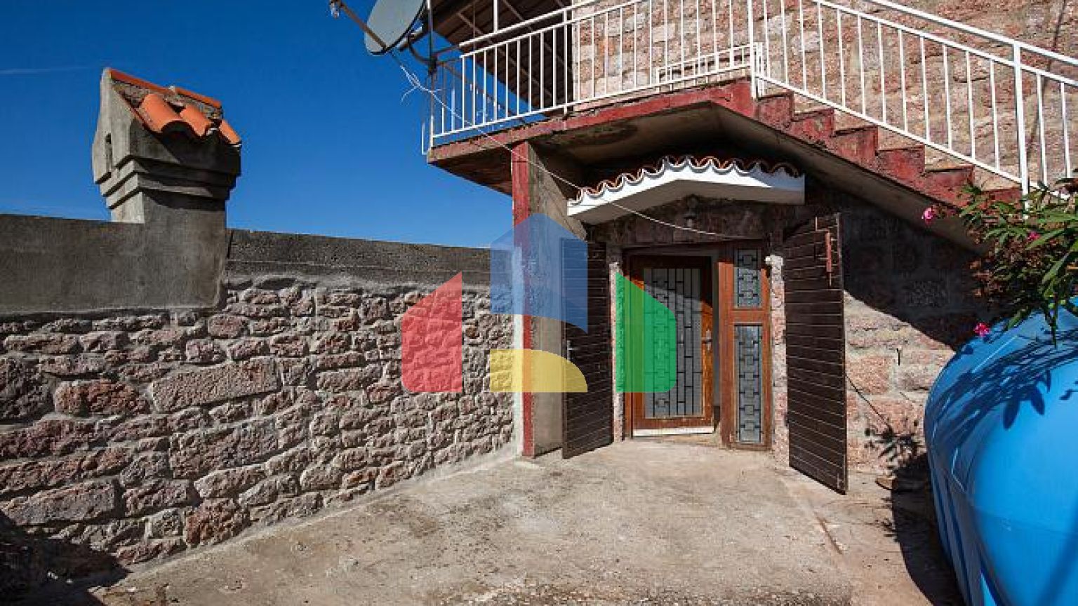 Продаётся дом в Пржно, рядом со Свети-Стефаном – отличное расположение.