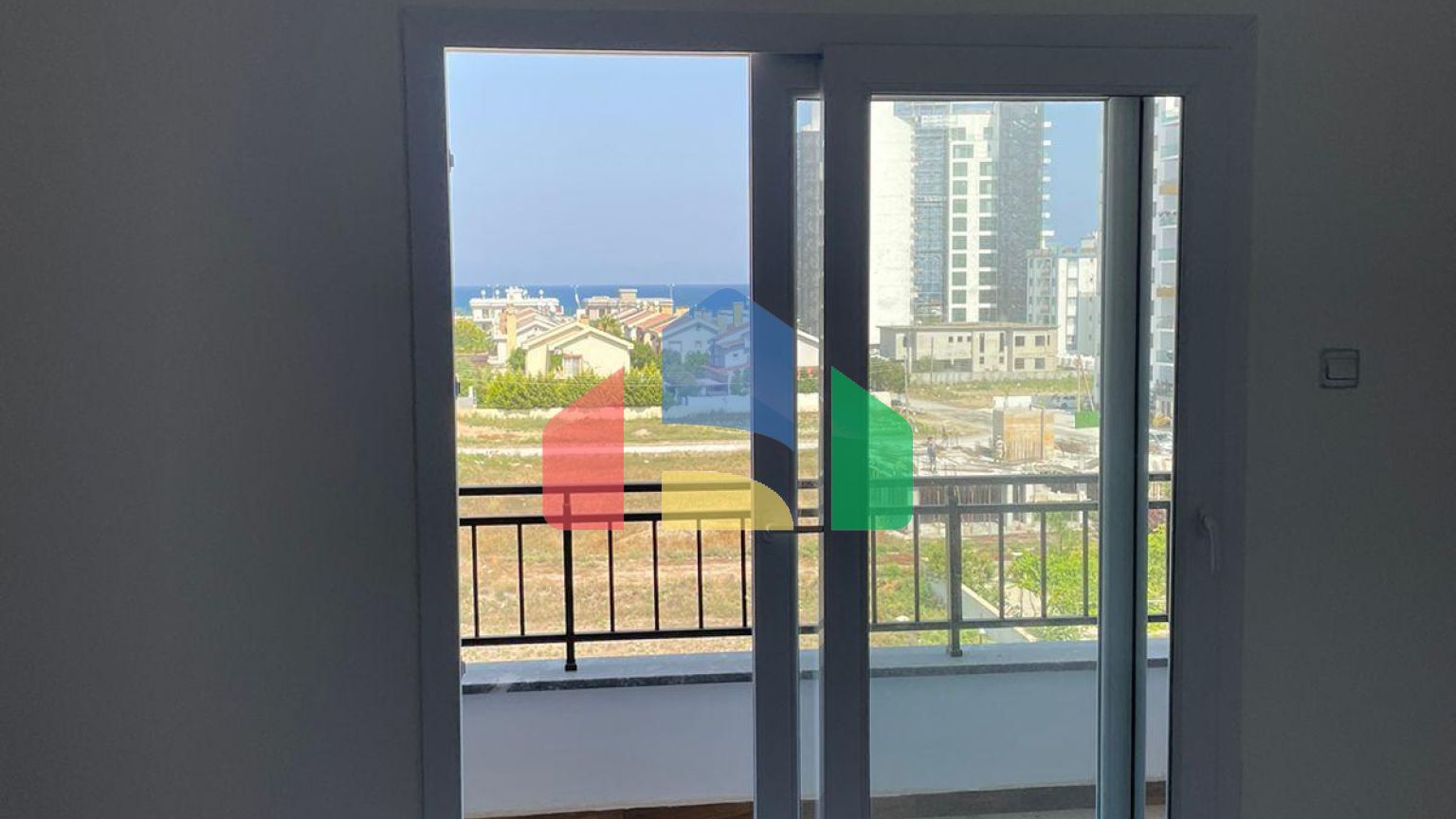 Двухкомнатная квартира 60 м2 с видом на море в Искеле