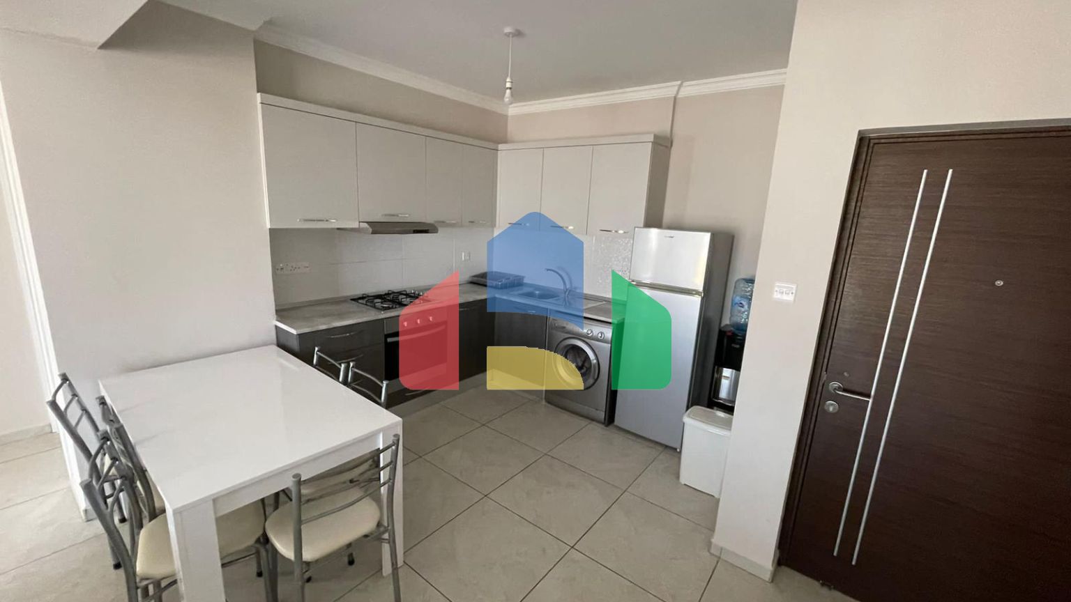 Готовая трехкомнатная квартира 86 м2 в красивом комплексе в Искеле