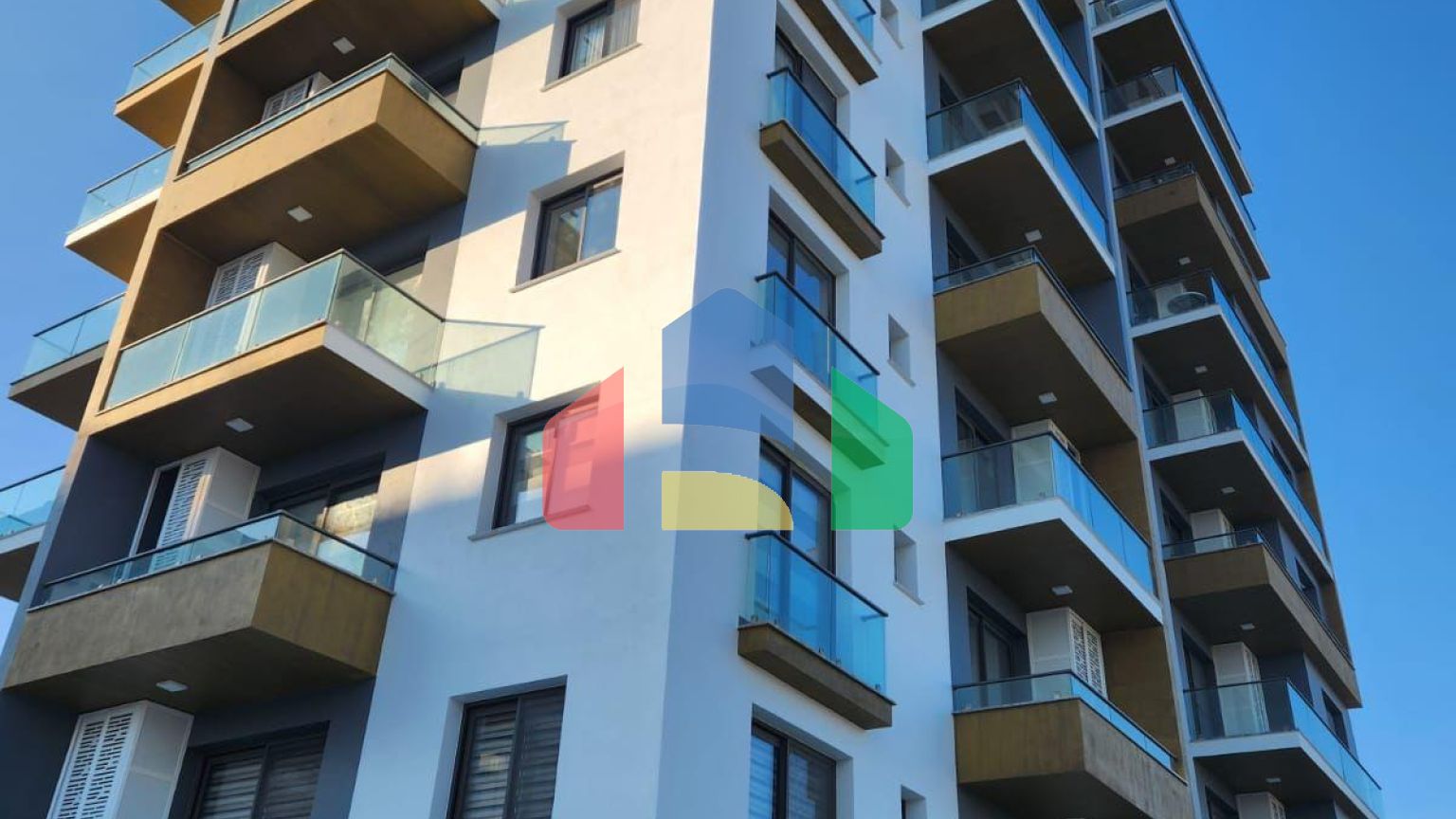 Двухкомнатная квартира  55 м2 в высотном доме рядом с песчаным пляжем