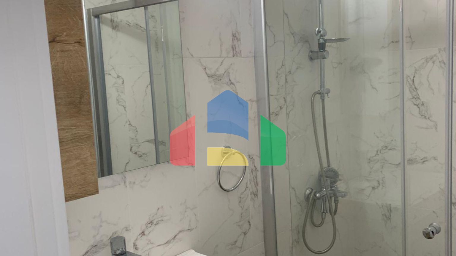 Двухкомнатная квартира  55 м2 в высотном доме рядом с песчаным пляжем