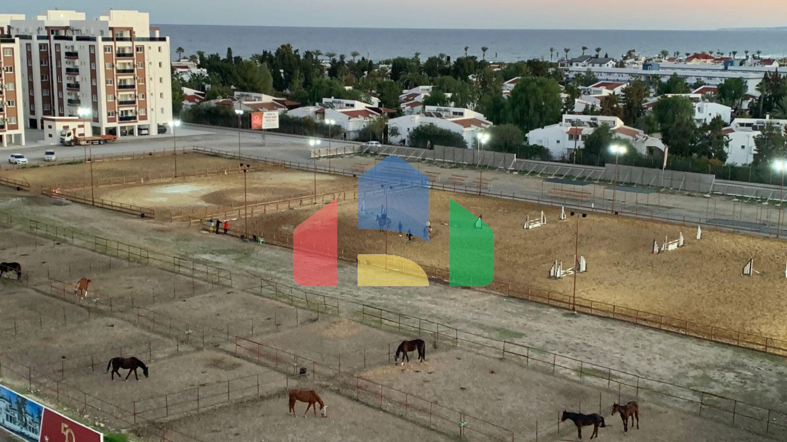 Двухкомнатная квартира  55 м2 в высотном доме рядом с песчаным пляжем