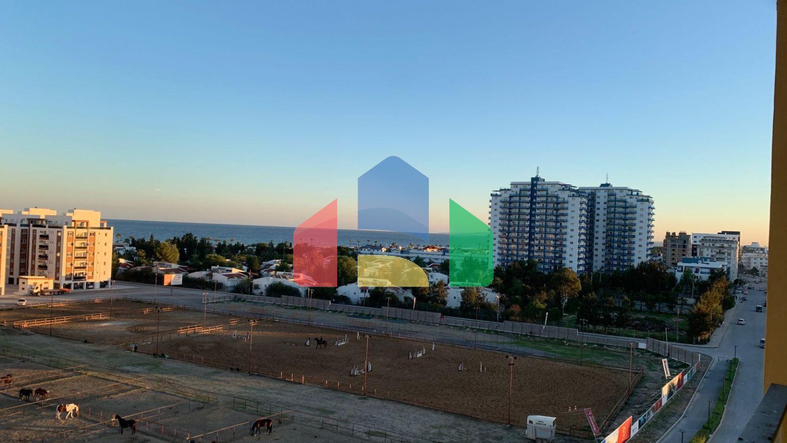 Двухкомнатная квартира  55 м2 в высотном доме рядом с песчаным пляжем