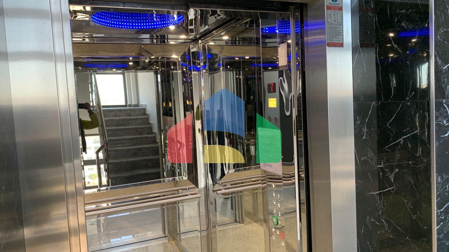 Двухкомнатная квартира  55 м2 в высотном доме рядом с песчаным пляжем