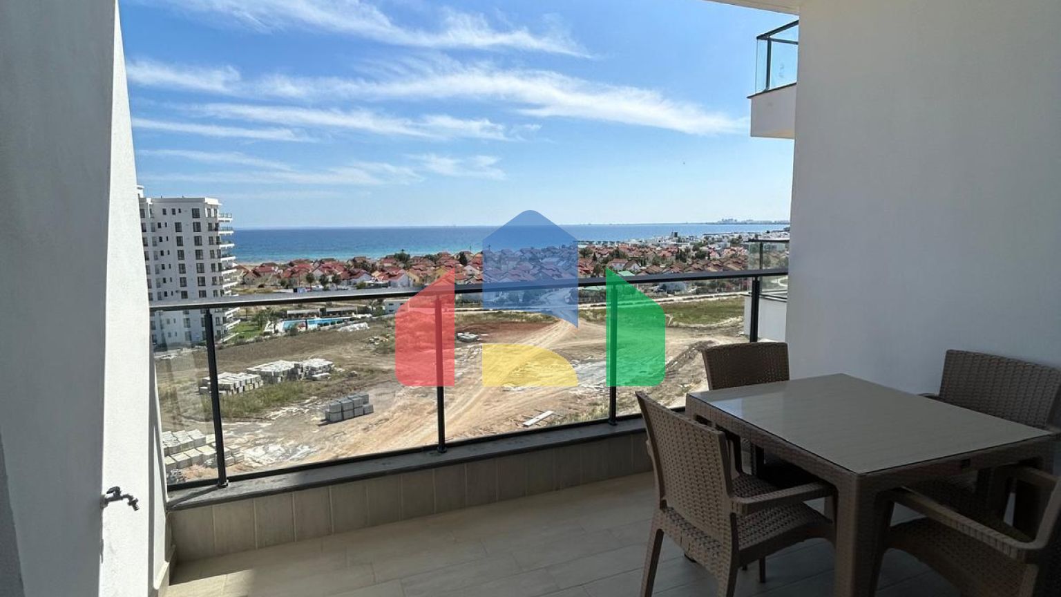 Студия 50м2 с террасой 9м2 недалеко от пляжа