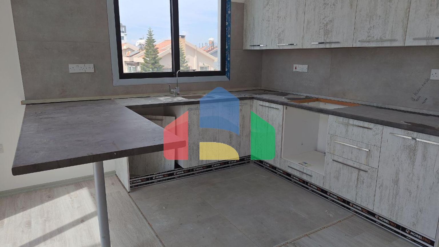 3-комнатные апартаменты 91м2 в современном комплексе в Искеле