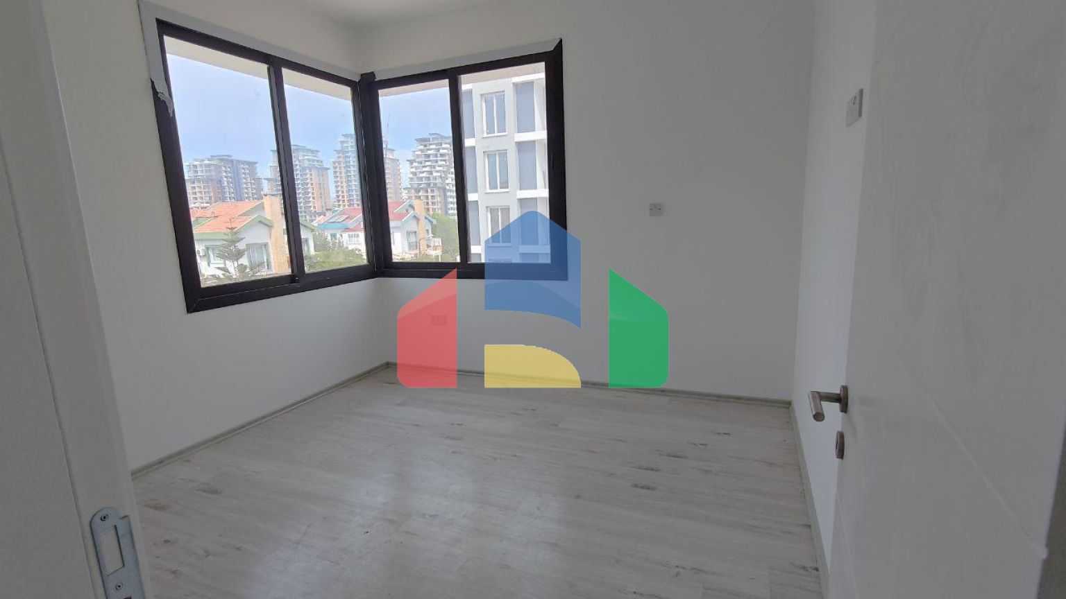 3-комнатные апартаменты 91м2 в современном комплексе в Искеле