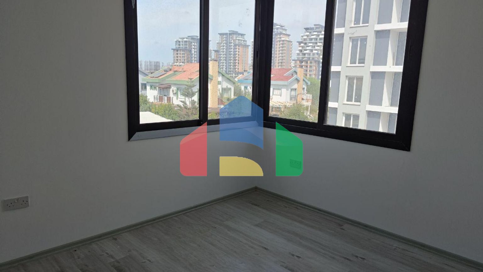 3-комнатные апартаменты 91м2 в современном комплексе в Искеле