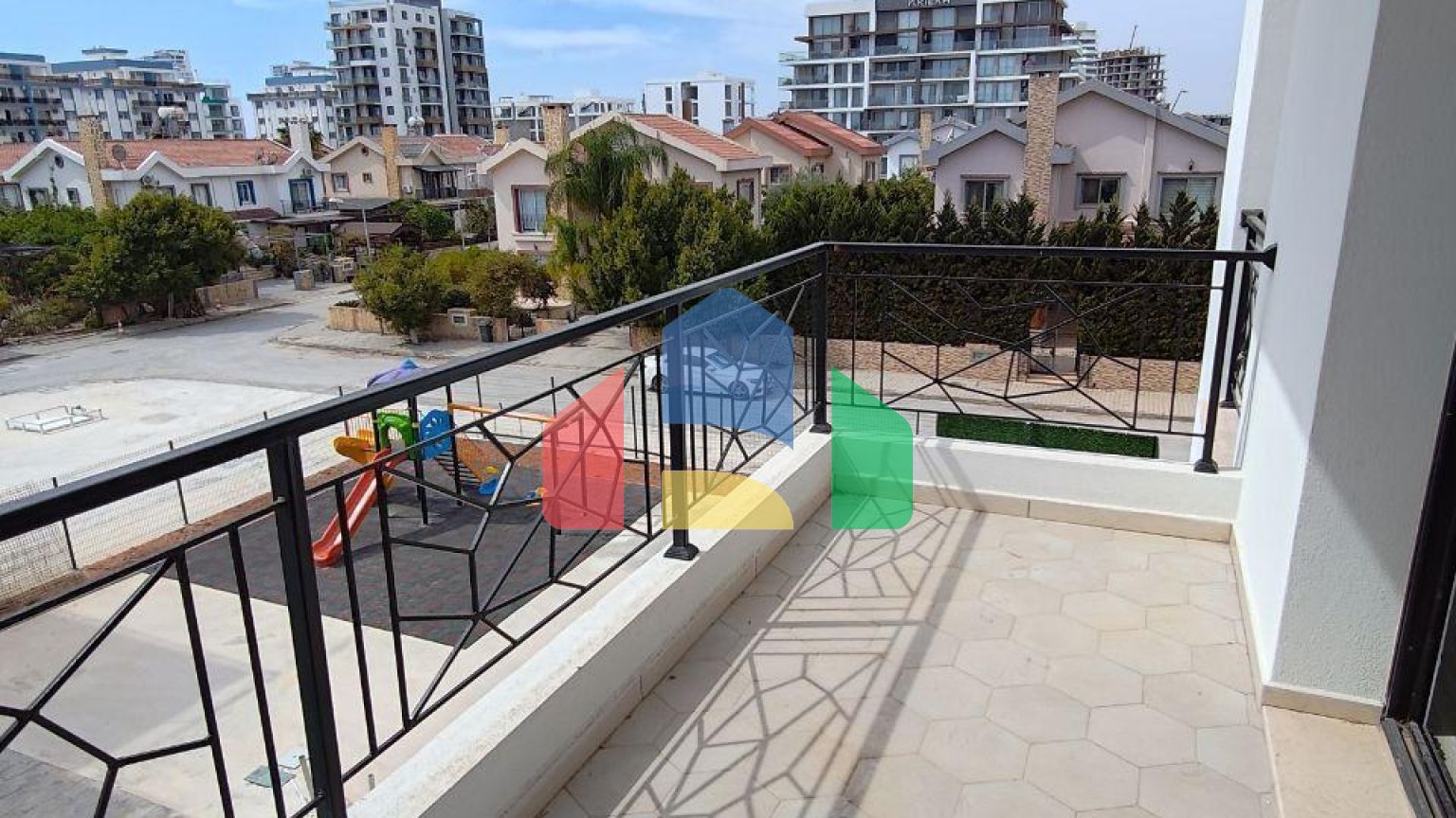 3-комнатные апартаменты 91м2 в современном комплексе в Искеле