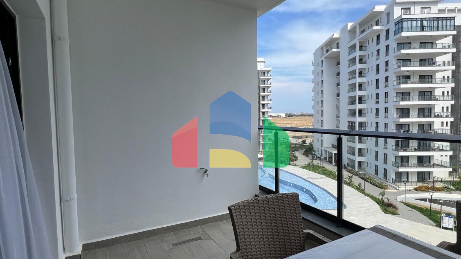 Студия 50 м2 с балконом 9 м2 и видом на море